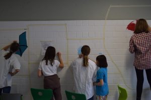 Kinder bemalen eine Wand