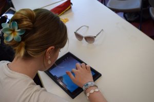 Mädchen bearbeitet ein Bild am ipad