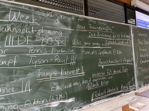 Eine Tafel die beschrieben ist mit verschiedenen Möglichen Nachrichtenmeldungen