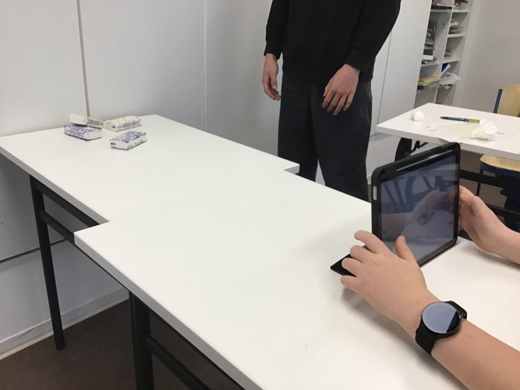 Mit einem Tablet wird ein Video gedreht, dafür werden vier Packungen Tempos gefilmt.