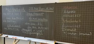 Tafelanschrieb mit verschiedenen möglichen Nachrichtenmeldungen