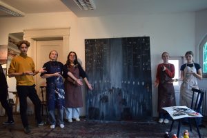 Jugendliche stehen vor einem Bild