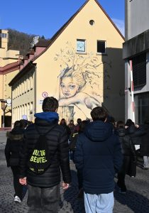 Jugendliche vor Wandgemälde