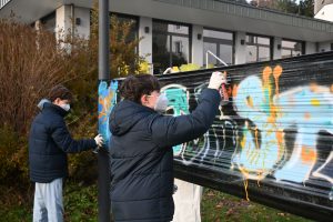 Junge sprayt Graffiti