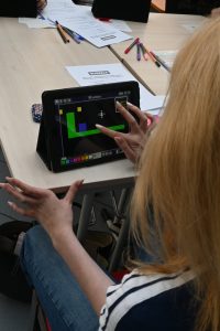 Mädchen designed Spiel auf Tablet