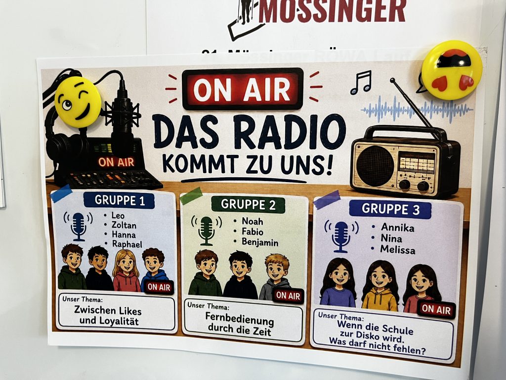 Ein mit KI Gestaltetes Plakat mit dem text ON AIR Das RADIO KOMMT ZU UNS. Darunter die Drei Gruppen mit Namen und Thema zur Übersicht