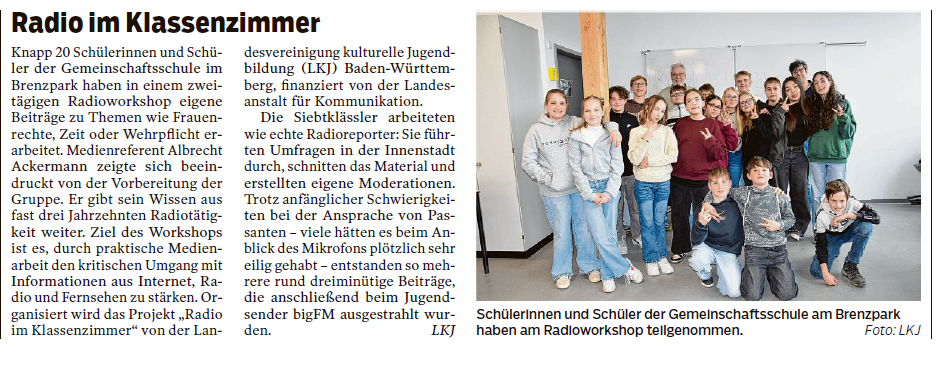 Ein Zeitungsartikel mit kurzem Text über das Projekt und einem Gruppenbild der jugendlichen Teilnehmenden (glücklich am Posen) und den beiden Workshopleitenden
