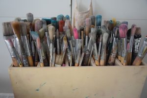 verschiedene Pinsel in Box