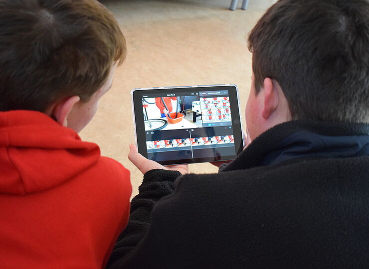 zwei Jungs schauen auf ein iPad