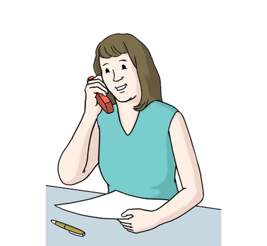 Frau lächelt und telefoniert während sie ein Blatt Papier in der Hand hält