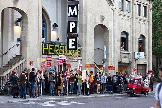 Menschenmenge vor dem Theater Rampe in Stuttgart