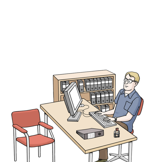Ein Mann sitzt am Schreibtisch und tippt gerade am Computer. Um ihn liegt Büromaterial, ein Stuhl und ein kleines Regal.
