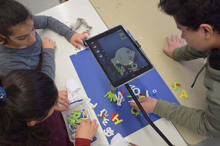 drei Kinder erstellen Trickfilm mit Tablet