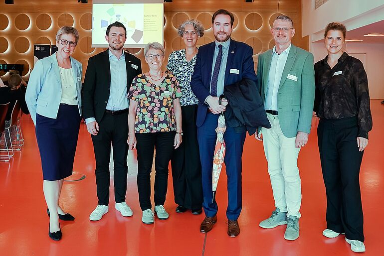 Gruppenbild mit vier Frauen und drei Maennern