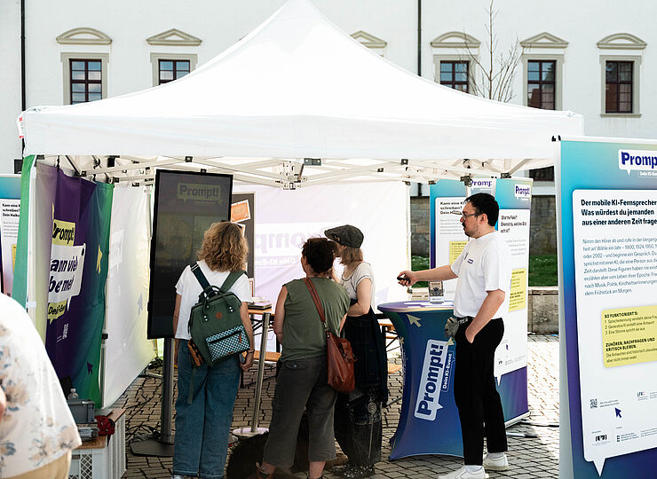 Zeltstand mit mehreren Personen im Gespräch 