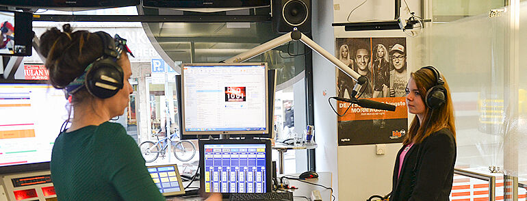 Jugendliche im Radio-Studio