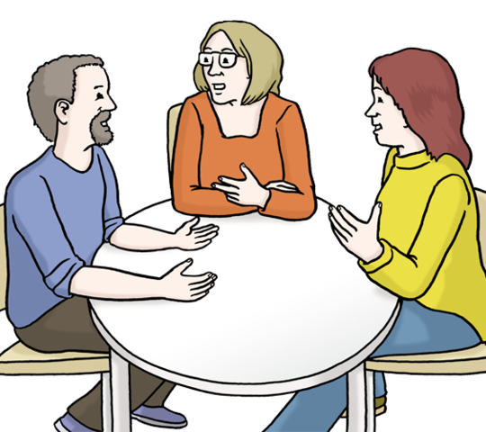 Drei Personen sitzen zusammen am Tisch und unterhalten sich