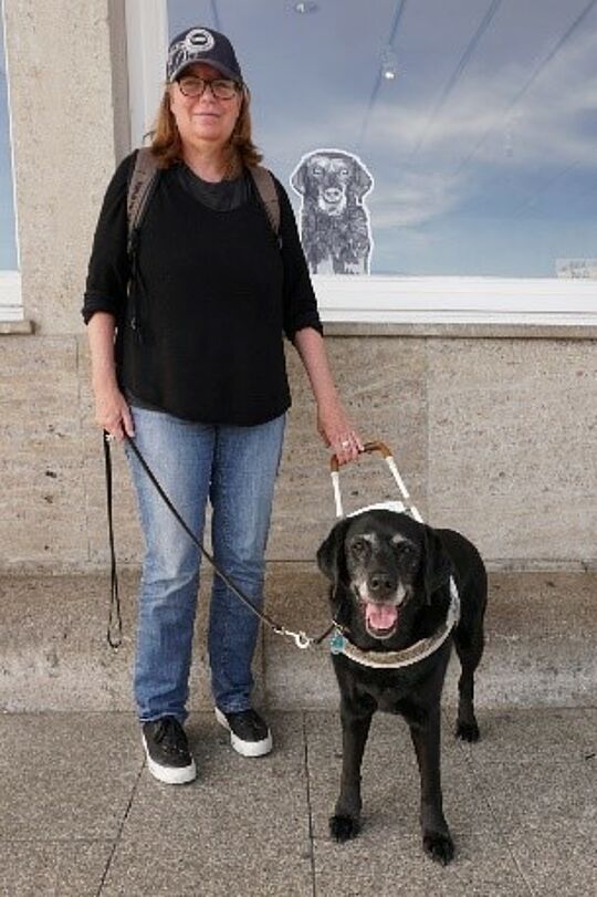 Sabine Ochaba mit Blindenhund