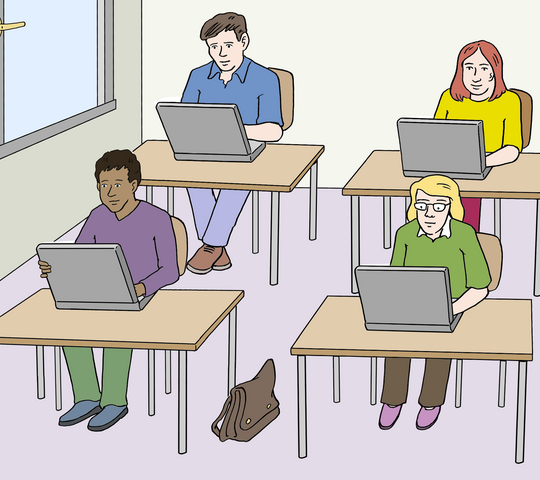 4 Jugendliche, die jeweils an ihrem Schreibtisch in der Schule sitzen und an einem Laptop ihren Schulstoff abarbeiten