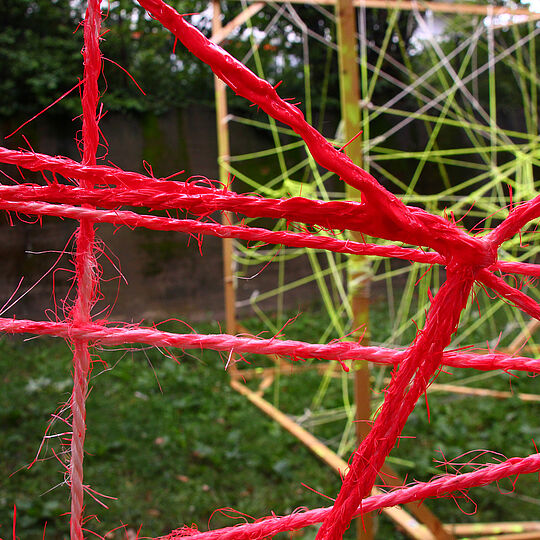 Netze aus roten und gelben Stricken