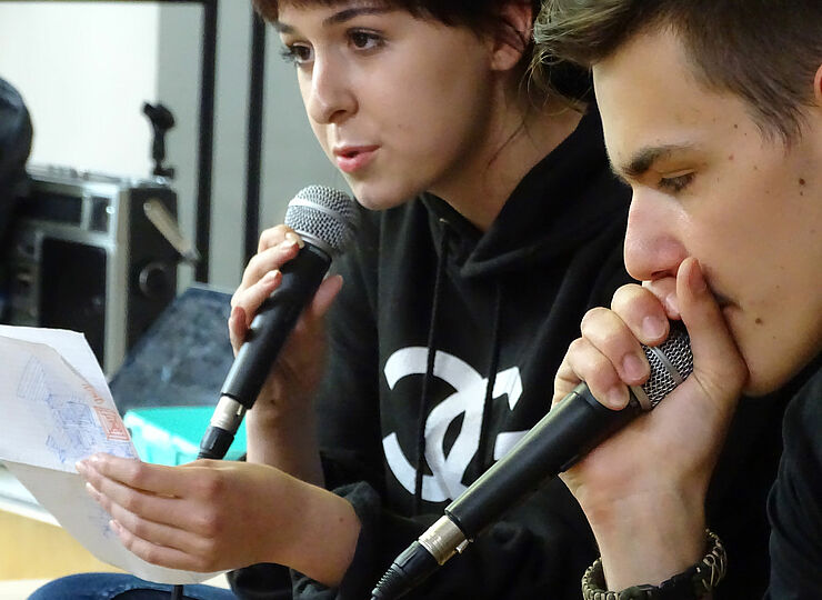 Zwei Jugendliche mit Mikrofon