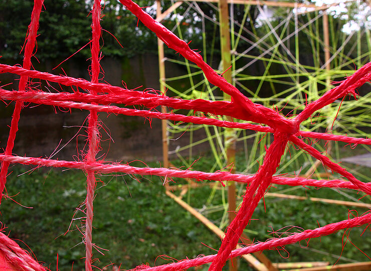 Rote und gelbe Netze aus Stricken
