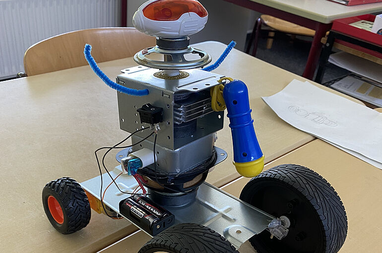 Selbstgebastelter Roboter aus Elektroschrott