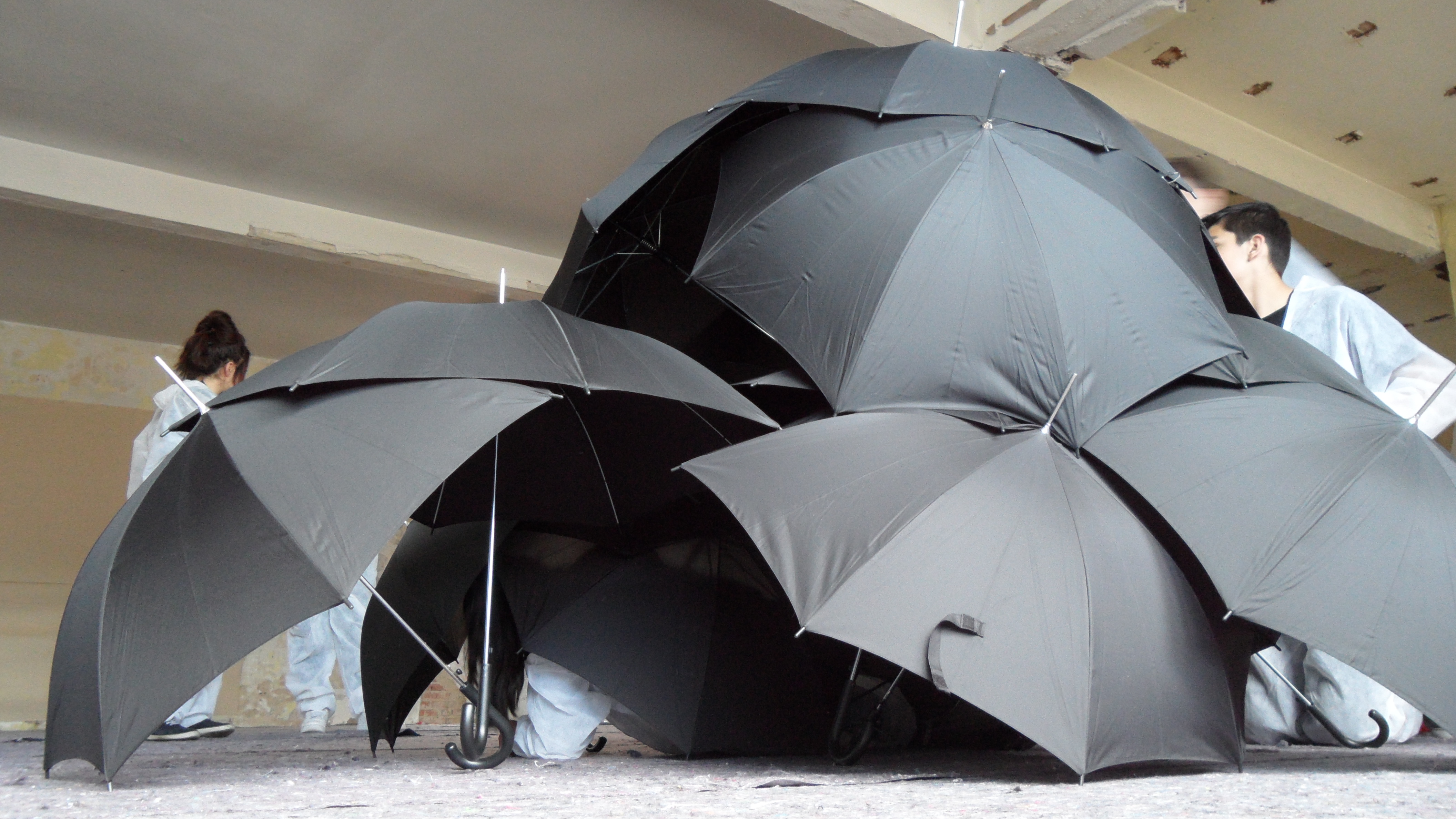 Schwarze Regenschirme